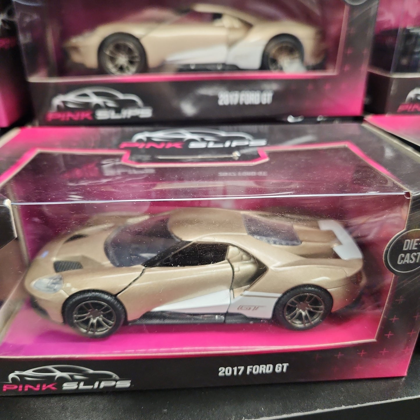 2017 Ford GT Oro metálico con detalles en blanco Serie "Pink Slips" 1/32