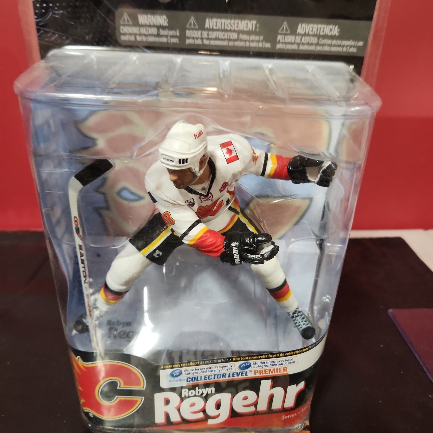 Robyn Regehr Series 24 Chase Away White Jersey NHL Flames McFarlane Figure. NIB