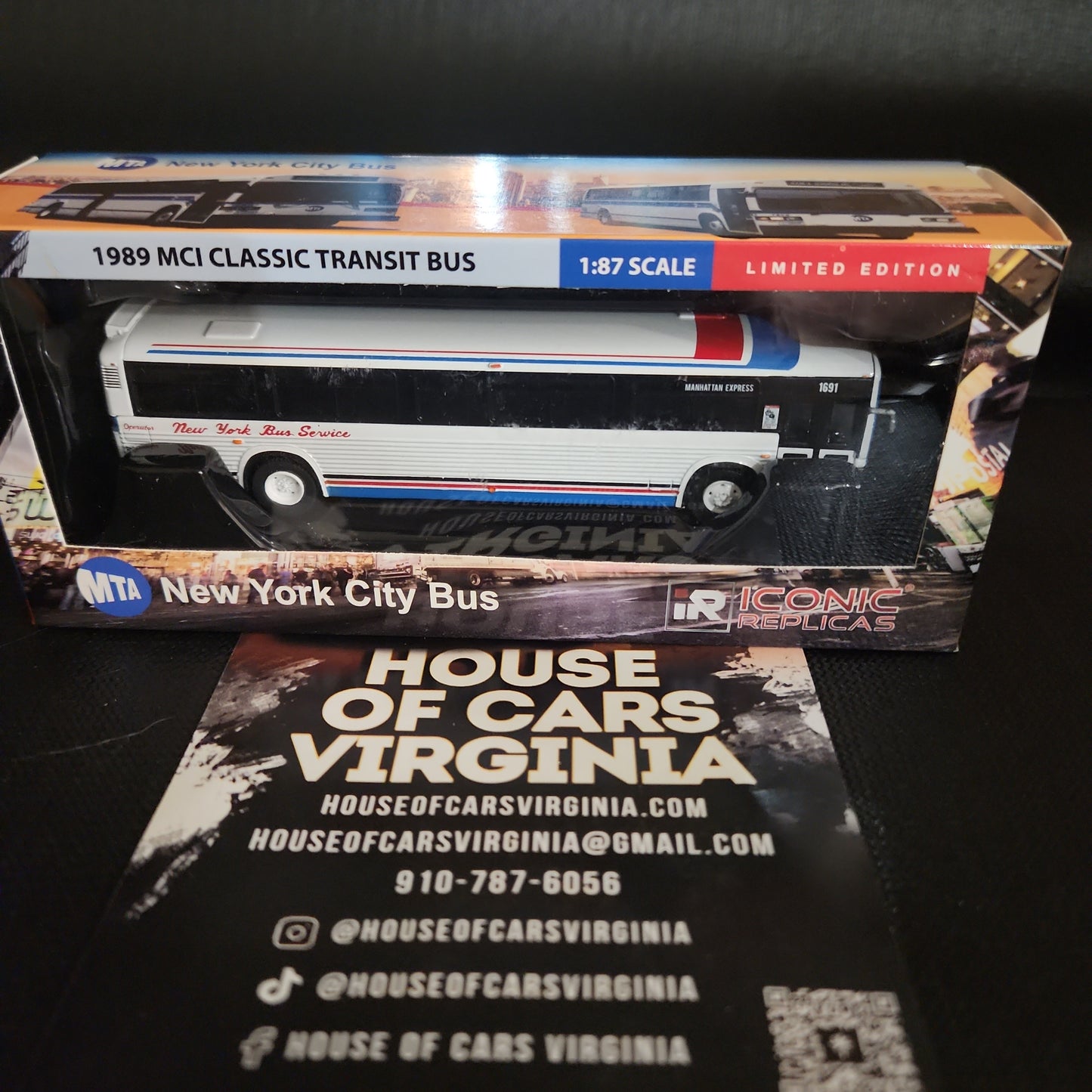 New York Bus Service Manhatten Express MCI Classic Transit Bus 1/87 Scale Model