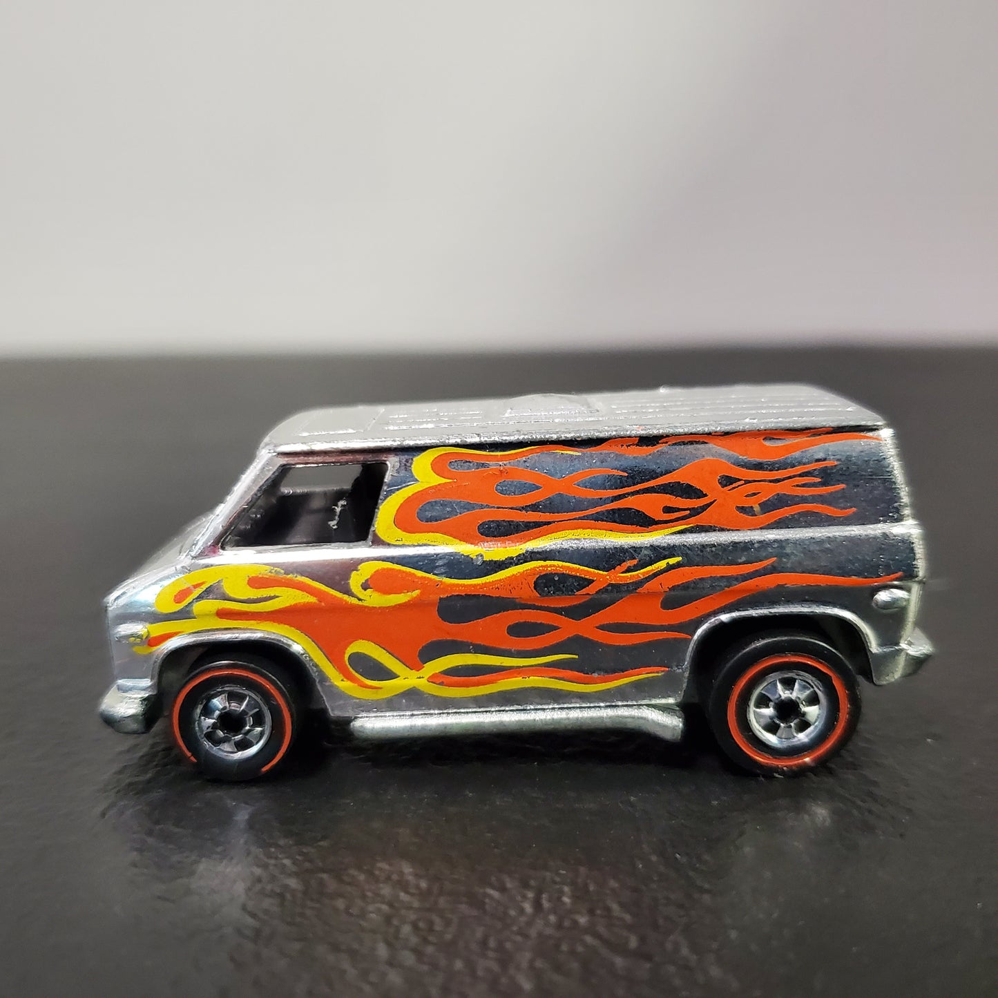Vintage 1975 Hot Wheels Redline Flying Colors Chrome Super Van con llamas