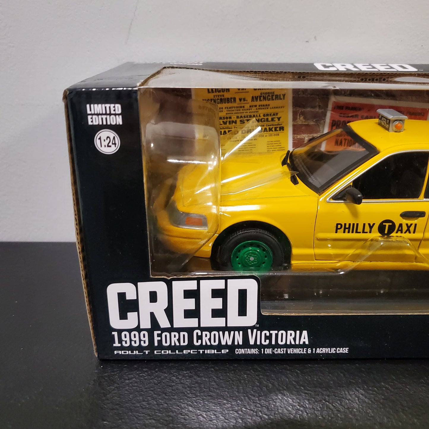 Greenlight Creed 1999 Ford Crown Victoria *CHASE* Greenie 1:24 Edición Limitada Ruedas Verdes