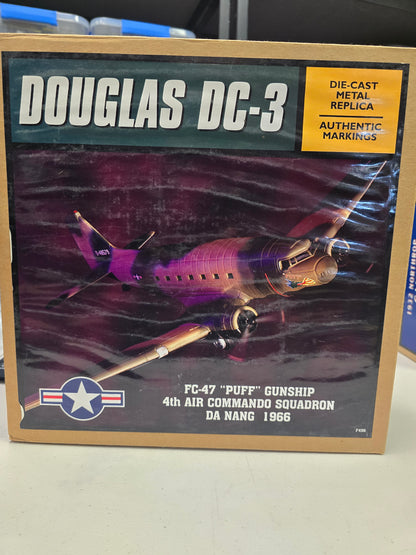 Ertl Collectibles Douglas DC-3 FC-47 "Puff" Gunship 4th Air Command Squadron Da Nang 1966