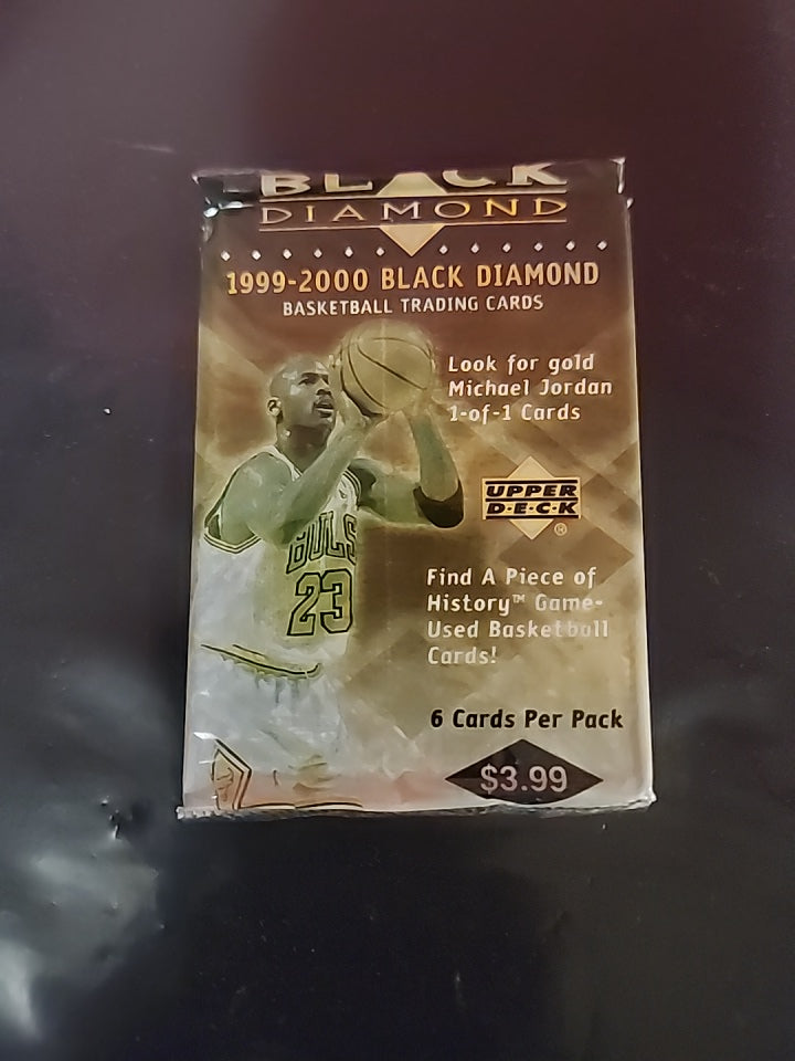 1999 PAQUETES DE HOBBY DE BALONCESTO DE DIAMANTE NEGRO DE CUBIERTA SUPERIOR. 1 PAGK DE SEAL BOX Tarjetas NBA