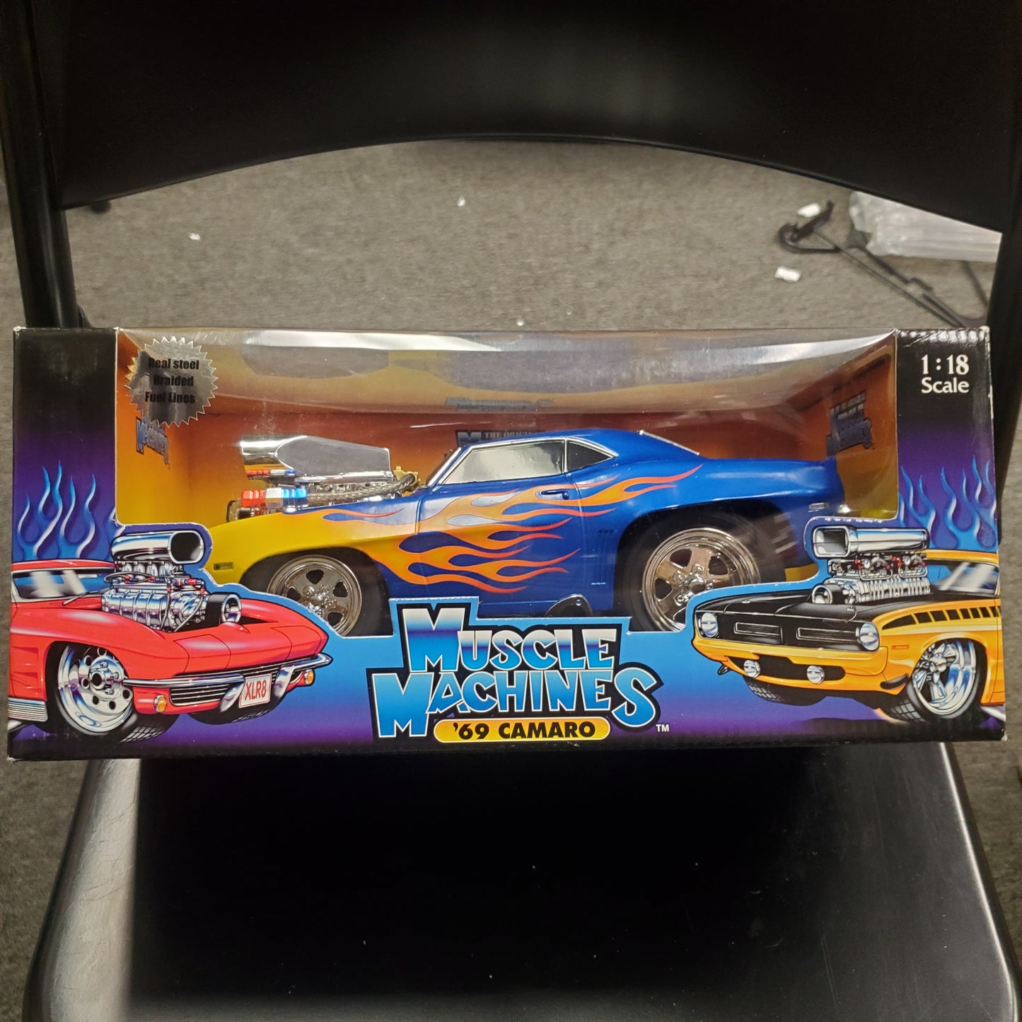 Muscle Machines 1/18 '69 Camaro - Blue with Flames 024