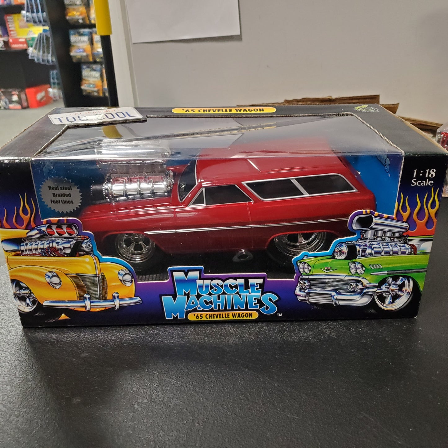 Funline Muscle Machines 1965 Chevelle Wagon Red & Black 1:18 Scale— 2003 010