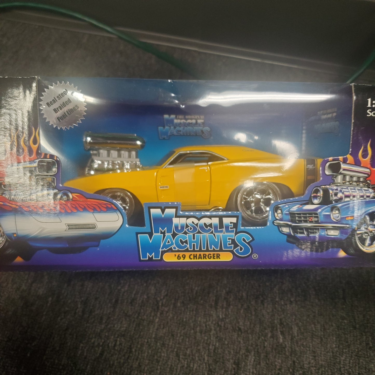 Muscle Machines 1:24 '69 Charger - Yellow