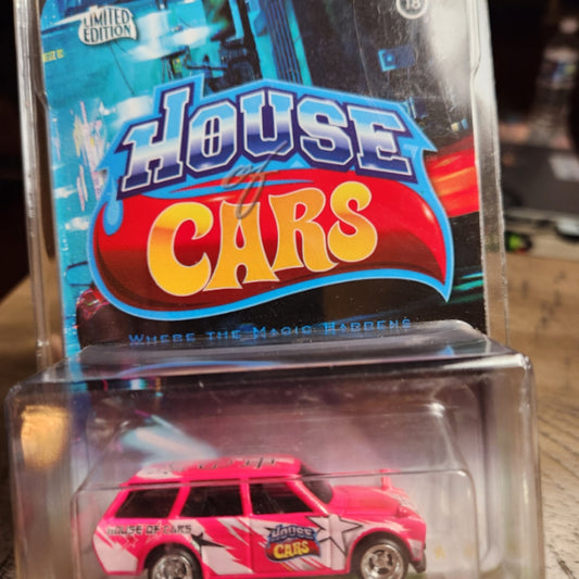 Camioneta Datsun rosa exclusiva de House Of Cars